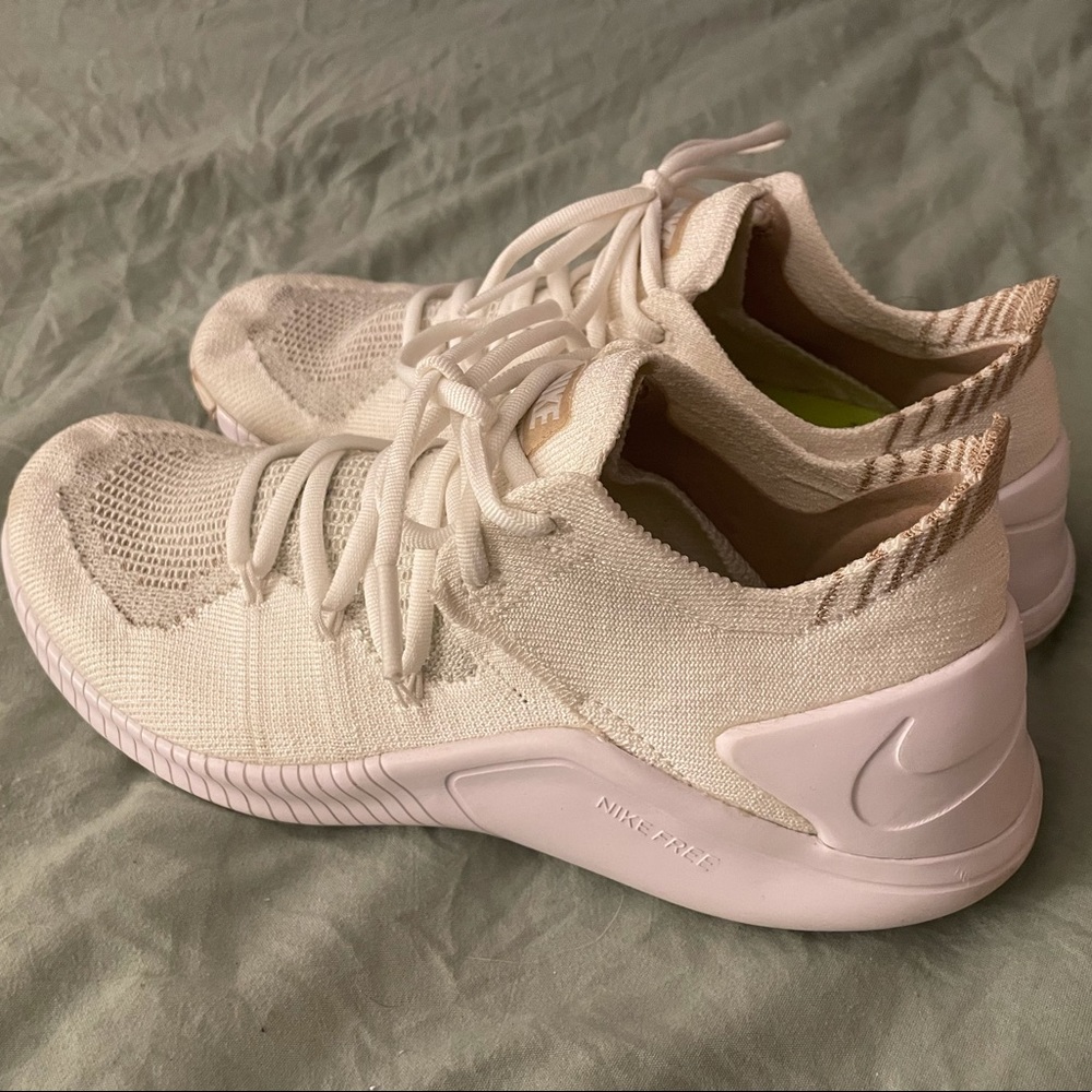 Never worn before!! White/Cream Women’s Nike RN Flyknit Shoes - Size 5.5